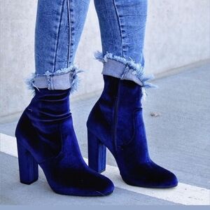 Steve Madden Edit Blue Velvet Booties Size 9